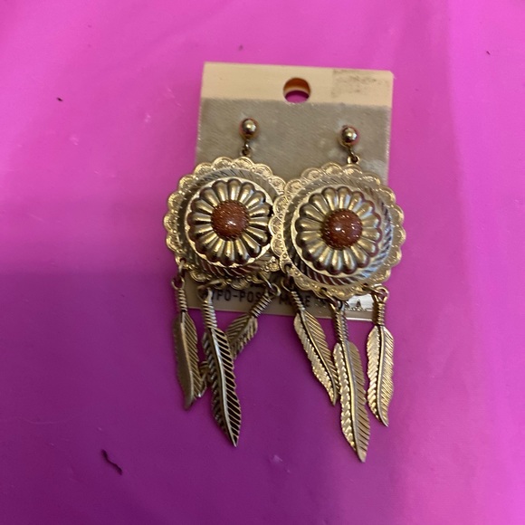 Vintage Southwestern Shield Feathers Earrings Gold Finish    Tote J-1 - Picture 3 of 3